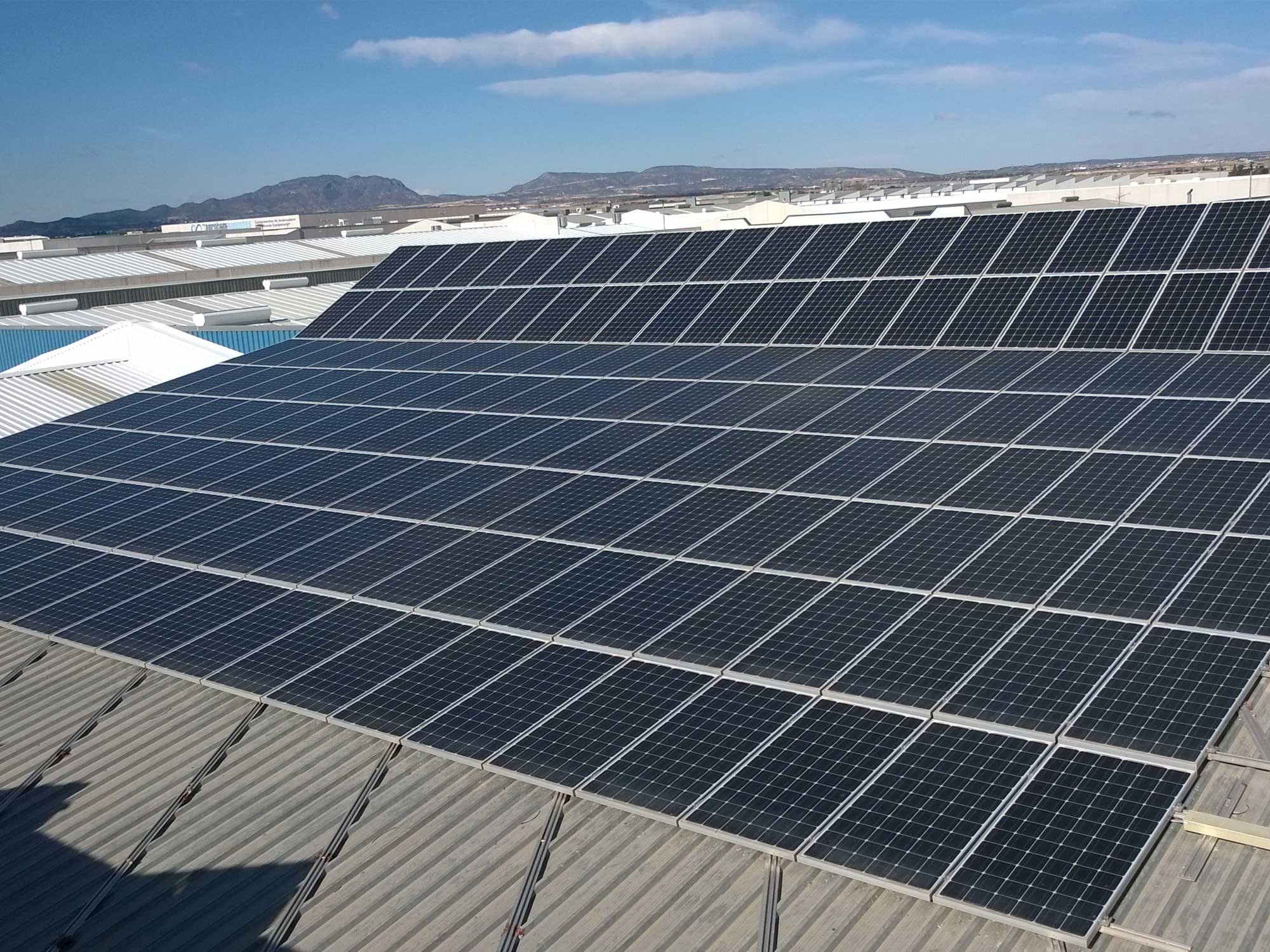 Instalación placa solar en cubierta industrial